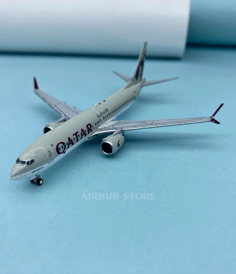Aircraft Model Boeing 737 MAX 8 Qatar Airways 1:400