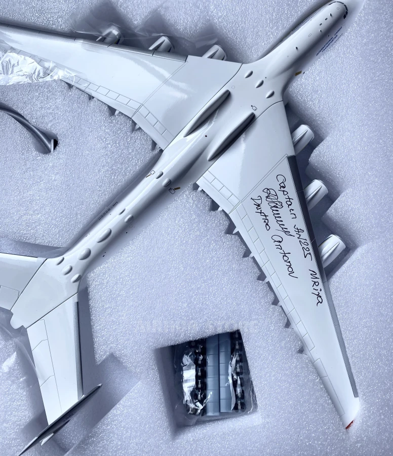 Exclusive model signed by Dmytro Antonov Antonov An-225 Mriya aircraft 1:200