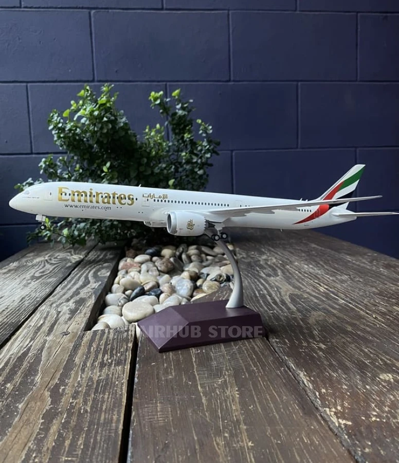 Aircraft Model Boeing 787-10 Emirates 1:200