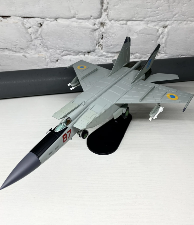 Aircraft Model MiG-25 Foxbat Red 87 1:72