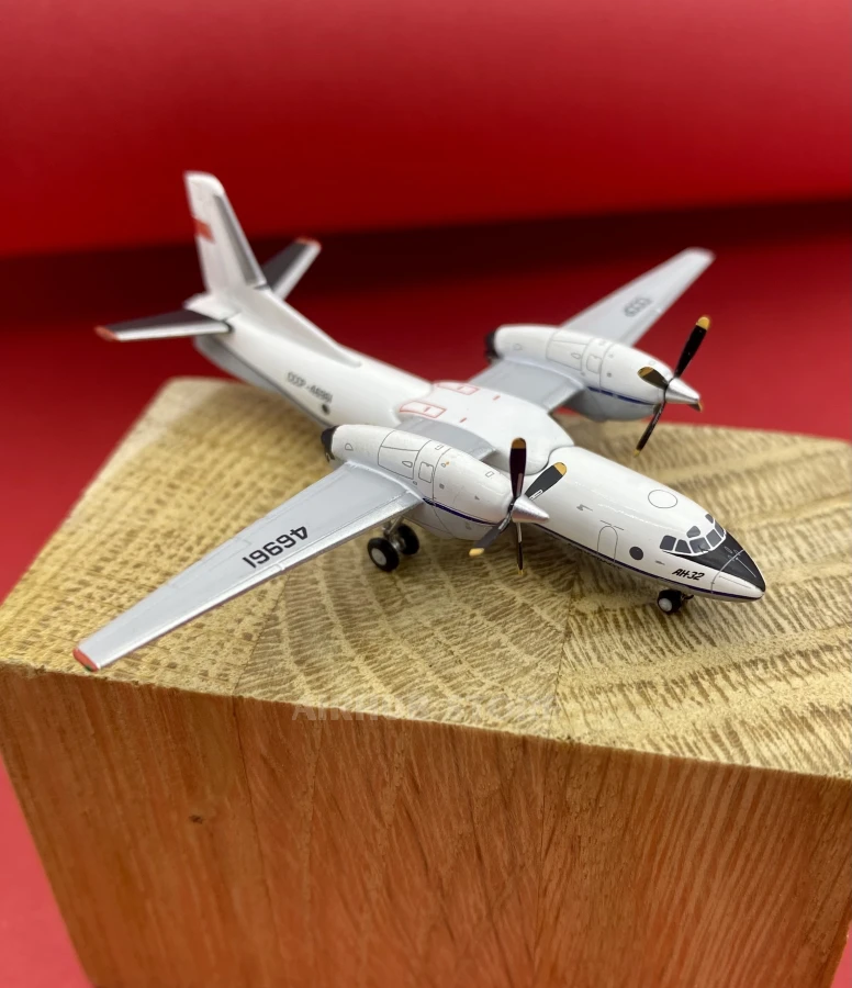Aircraft Model Antonov An-32 Aeroflot 1:400